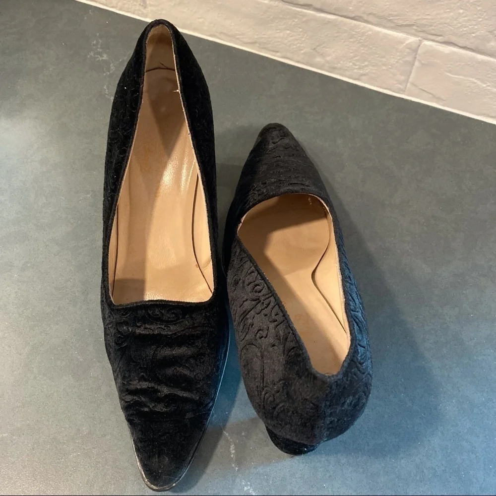 Vintage Phyllis Poland sz 8.5 black velvet pointy toe pumps